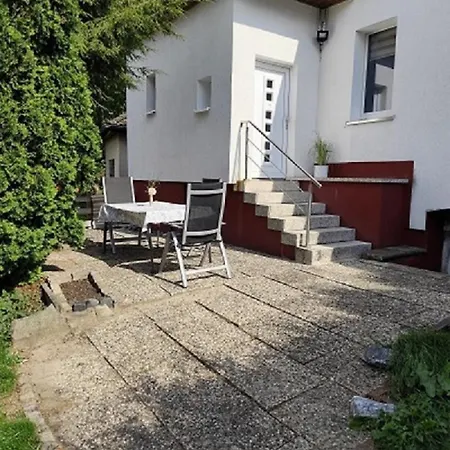 Charmantes Haus-im-haus Mit Eigenem Hauseingang