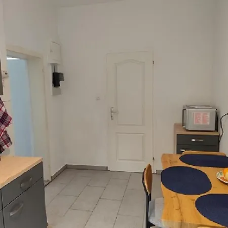 Charmantes Haus-im-haus Mit Eigenem Hauseingang