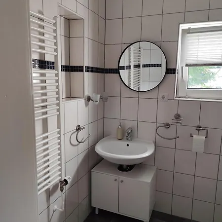 Charmantes Haus-im-haus Mit Eigenem Hauseingang Apartman