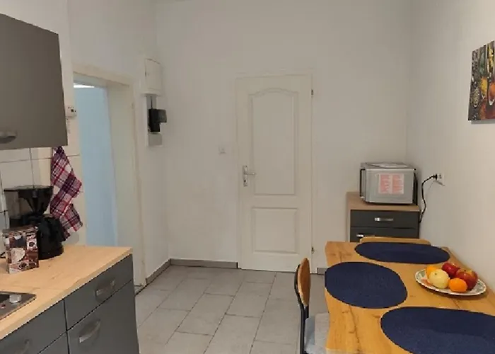 Charmantes Haus-im-haus Mit Eigenem Hauseingang